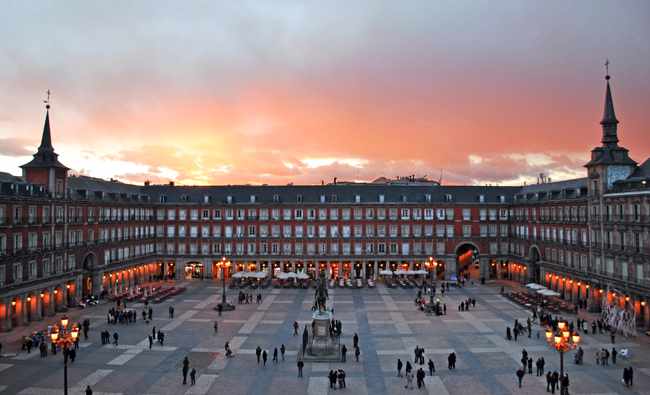 La Plaza Mayor de Madrid La Plaza Mayor de Madrid