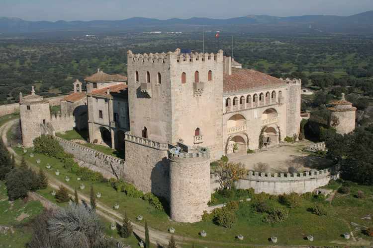 Castillo de Alburquerque en Badajoz Castillo de Alburquerque en Badajoz